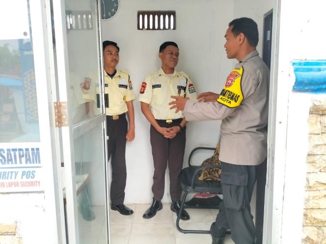 
 Sambangi Pos Satpam, Bhabinkamtibmas Ajak Tingkatkan Kewaspadaan Keamanan