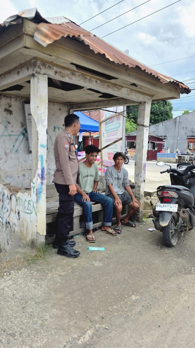 
 Sambang Wilayah Binaan, Bripka Andi Rusman Sampaikan Imbauan Kamtibmas kepada Warga