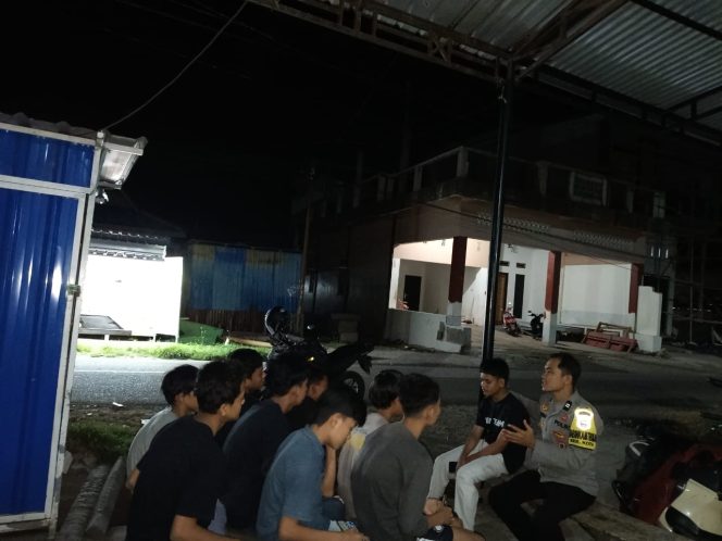 
 Bhabinkamtibmas Ajak Pemuda Kelurahan Toro Jaga Keamanan Lingkungan