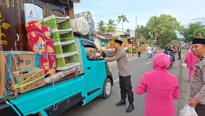 
 Bangun Kedekatan Dengan Masyarakat, Polsek Tellu Siattinge dan Bhayangkari Berbagi Takjil