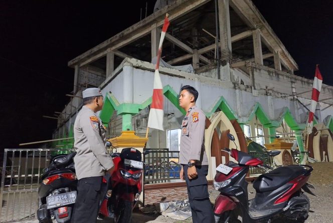 
 Jaga Kamtibmas Saat Shalat Tarawih, Polsek Tellu Siattinge Terjunkan Personilnya