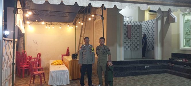 
 Pengamanan Tarawih di Masjid Al Itikaf, Bripka Tachdir Pastikan Jamaah Tertib dan Aman