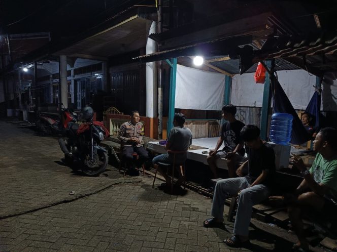 
 Aiptu Muhammad Aras Patarai Kunjungi Satkamling Benteng, Dorong Warga Tingkatkan Keamanan Lingkungan