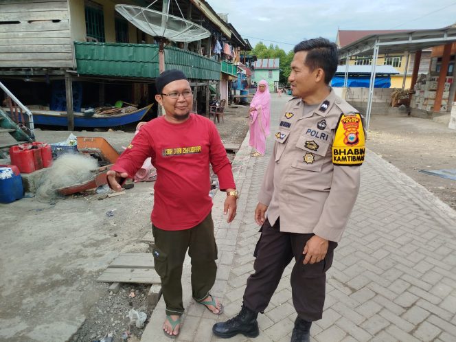 
 Lakukan Sambang, Bentuk Kepedulian Bhabinkamtibmas Terhadap Kamtibmas di Desa Binaan