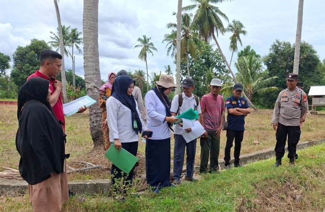 
 Personil Polsek Tellu Siattinge Mengamankan Kegiatan Konstatering di Desa Mattoanging
