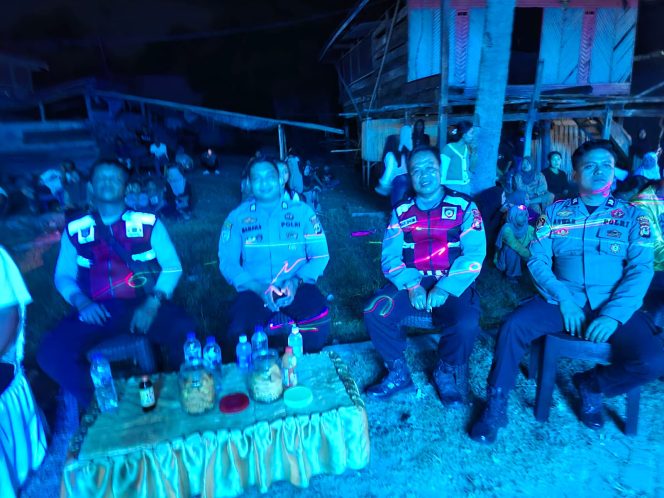 
 Personil Polsek Tellu Siattinge Hadir Mengamankan Acara Hiburan Pesta Pernikahan Hingga Aman dan Kondusif