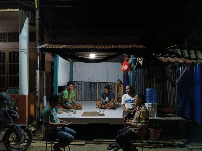 
 Sinergi Polisi dan Warga, Aiptu Muhammad Aras Patarai Hadir di Satkamling Benteng