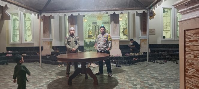 
 Bhabinkamtibmas Bripka Muh. Tachdr Hadir Jaga Ketertiban Shalat Tarawih di Masjid Al Itikaf