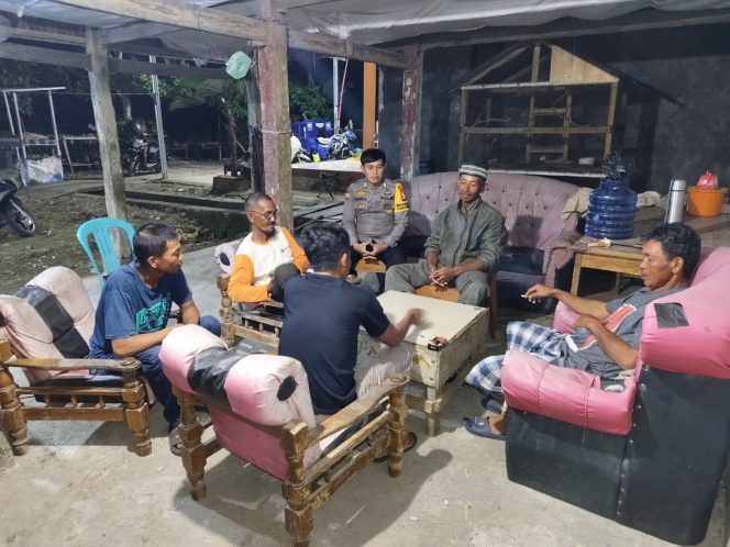 
 Dengan Penuh Ketulusan, Bhabinkamtibmas Bripka Tenri Lesang Sambangi Warga di Wilayah Binaan