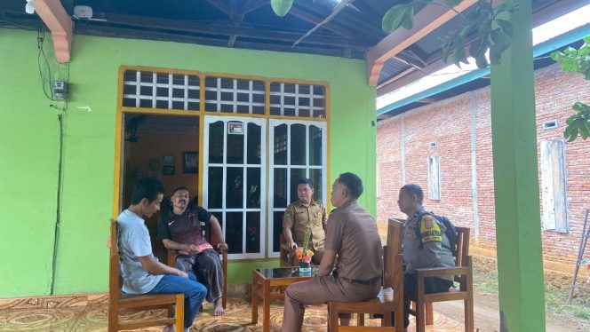 
 Salah Paham Pesan WA, Bhabinkamtibmas Aipda Hamdan Fasilitasi Perdamaian Warga