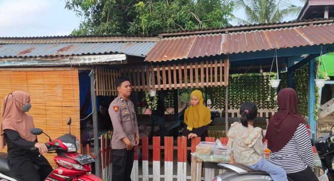 
 Melihat Lebih Dekat Aktivitas Warga di Sore Hari, Briptu Aswar Lakukan Sambang di Desa Patangnga