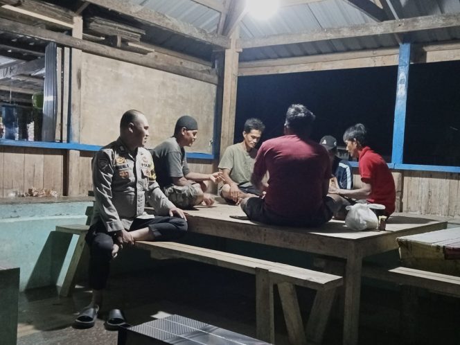 
 Warga Lingkungan Cabalu didampingi Bripka Wiwin Susanto jaga keamanan bersama