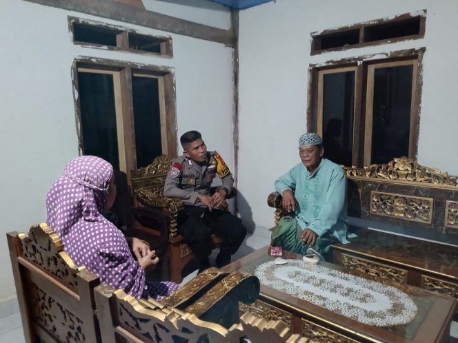 
 Tak Mengenal Lelah, Bhabinkamtibmas Bripka Idrus Aktif Berkunjung, Membangun Silaturahmi Bersama Warga