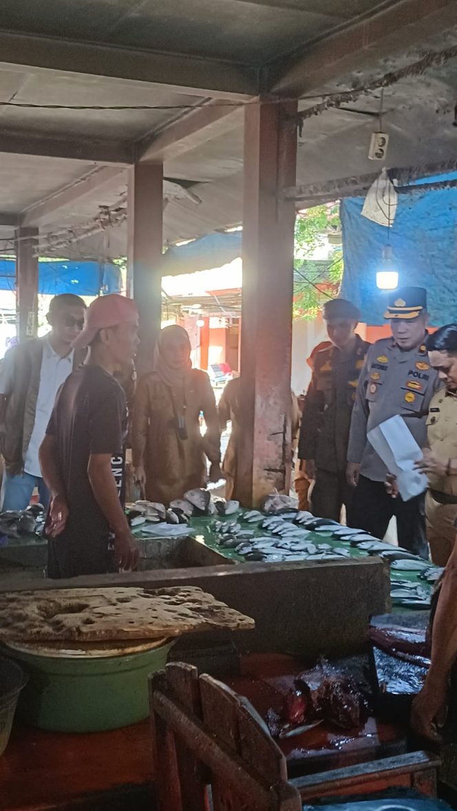 
 Pemantauan Harga Pangan Terpadu Jelang Idul Fitri, Bhabinkamtibmas Hadir di Wilayah Binaan