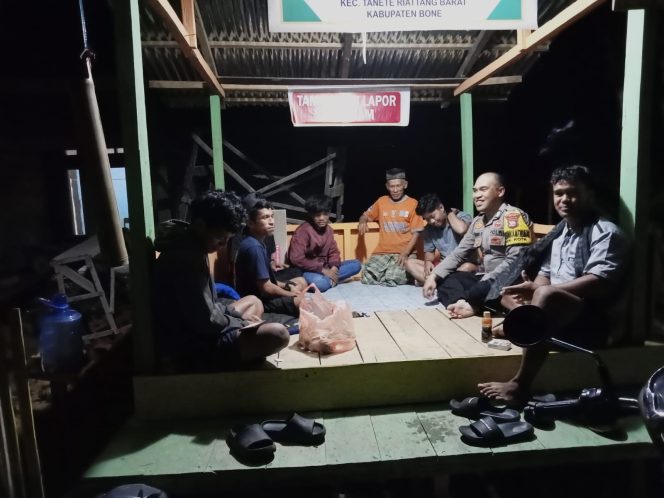 
 Aktif Jaga Keamanan Lingkungan, Bhabinkamtibmas Bripka Wiwin Susanto Kunjungi Poskamling Kampung Baru