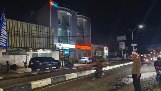 
 Ramadhan Kondusif, Aiptu Sainal Abidin Turut Amankan Ibadah dan Arus Kendaraan di Masjid Makmur