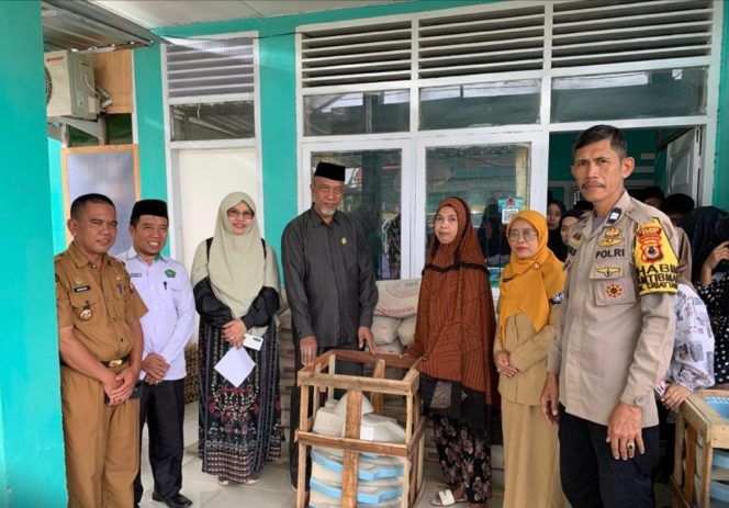 
 Aiptu Baso Halim Dampingi Penyaluran Paket Ramadhan dan Bantuan Jamban di Kantor KUA Bajoe