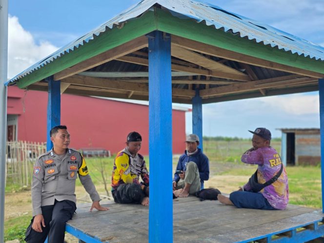 
 Bhabinkamtibmas Polsek Tanete Riattang Ajak Warga Aktif Jaga Keamanan Lingkungan Lewat Satkamling