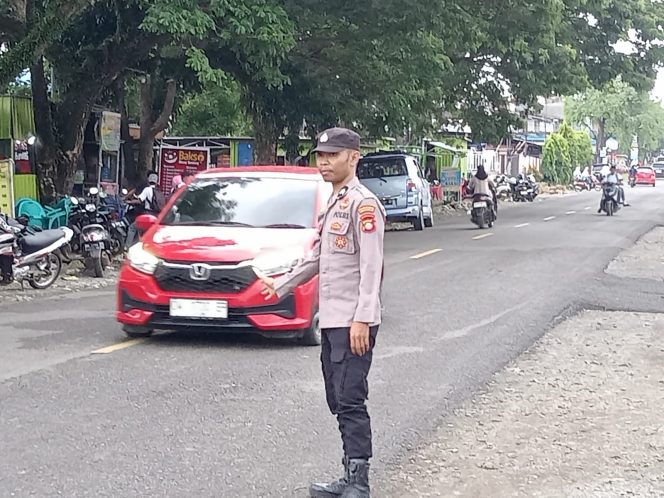 
 Polisi Hadir Saat Ngabuburit, Polsek Mare Atur Lalu Lintas Demi Kenyamanan Warga
