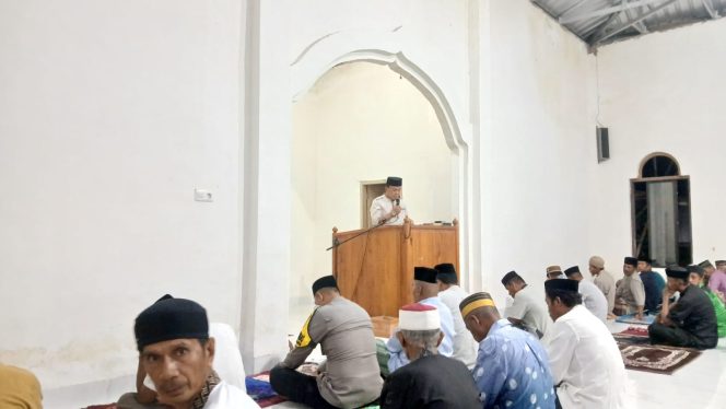 
 Bhabinkamtibmas Polsek Mare Laksanakan Tarawih Keliling, Pererat Silaturahmi dengan Warga
