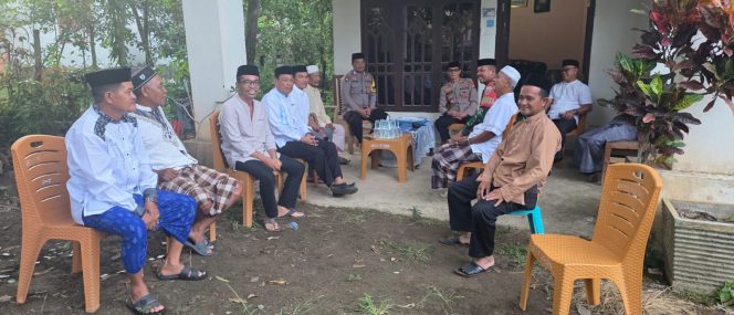 
 Bhabinkamtibmas Polsek Mare Sambangi Tokoh Agama dan Tokoh Masyarakat, Perkuat Silaturahmi di Bulan Ramadhan