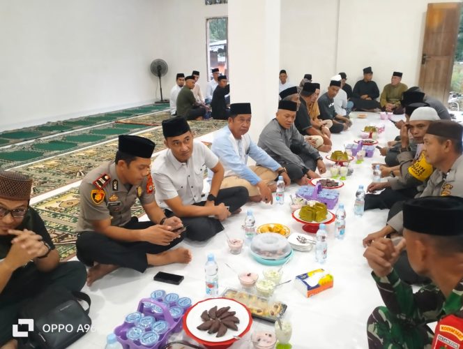 
 ‎Porkopimca Palakka Kompak Hadiri Buka Puasa Bersama dan Sholat Tarawih di Desa Ureng, Kapolsek Sampaikan Pesan Kamtibmas