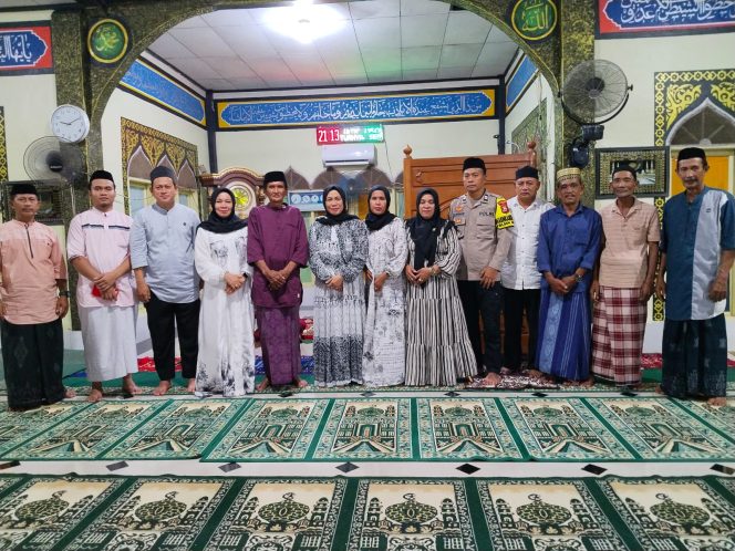 
 Bhabinkamtibmas Polsek Mare Polres Bone Dekatkan Diri dengan Warga Melalui Tarawih Keliling