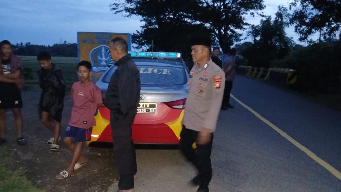 
 Bhabinkamtibmas Polsek Mare Intensifkan Sambang Malam, Jaga Kondusifitas Lingkungan