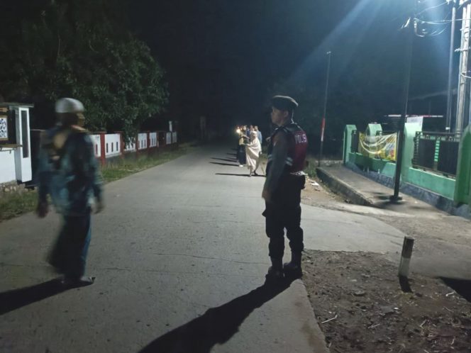 
 ‎Lakukan Pengamanan, Personel Polsek Cenrana Berikan Rasa Aman Kepada Jamaah Shalat Tarawih