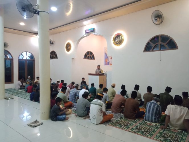 
 Melalui tarawih berjamaah, bhabinkamtibmas Polsek Ponre mengajak warga jaga keamanan desa