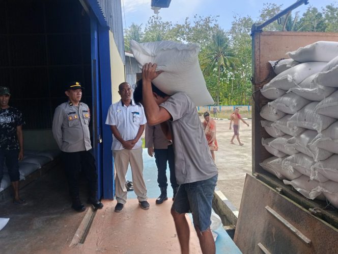 
 Wakapolsek Mare Lakukan Pengawalan Dropping Jagung Warga ke Gudang Bulog Tanete 1