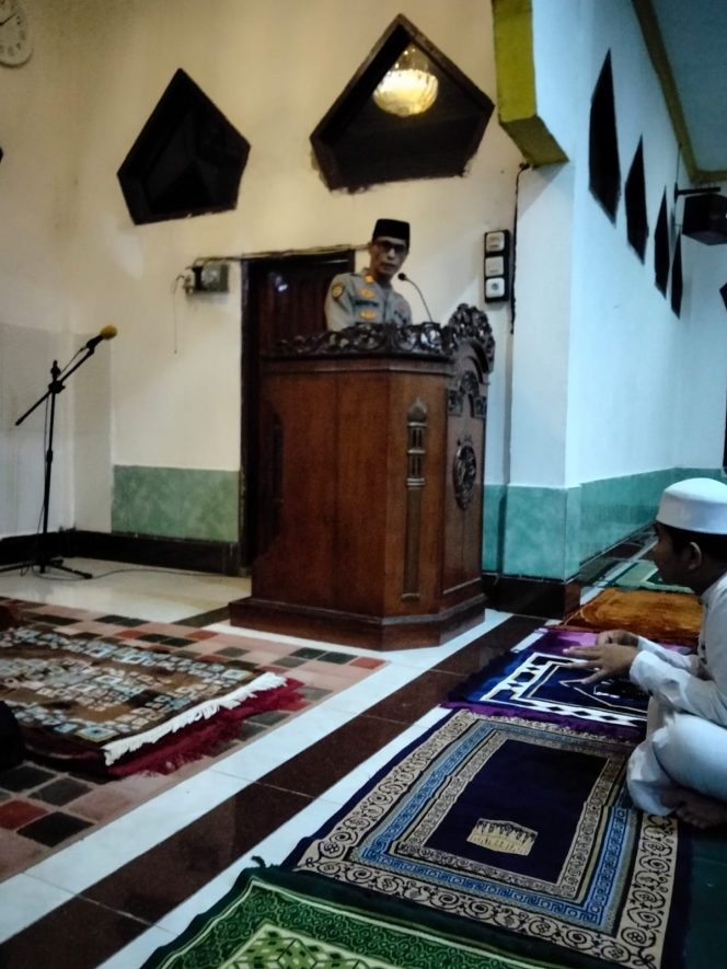 
 Lewat Tarawih Keliling, Polsek Mare Sampaikan Imbauan Kamtibmas