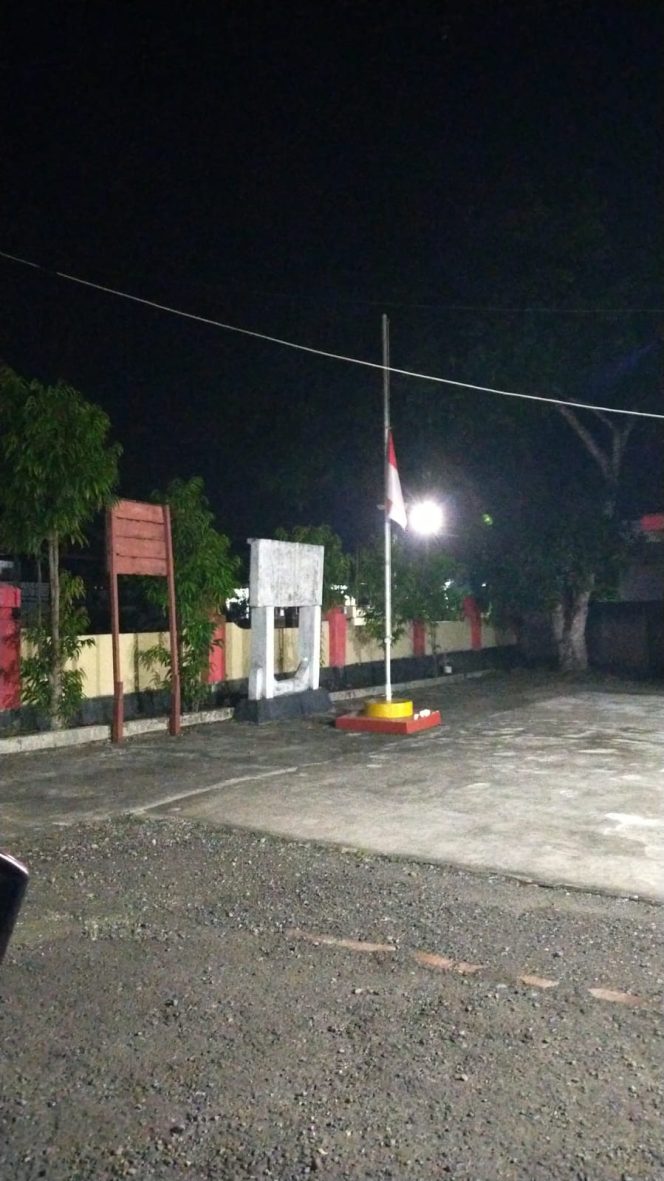 
 Pengibaran Bendera Setengah Tiang di Polsek Mare Selama 3 Hari, Bentuk Penghormatan kepada Almarhum Try Sutrisno