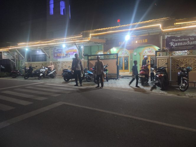 
 Hadir Beri Rasa Aman, Personil Kawasan Pelabuhan Bajoe Lakukan Pengamanan Shalat Tarawih