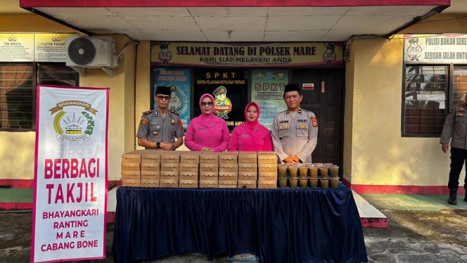 
 Personil Polsek Mare Bersama Bhayangkari Berbagi Takjil, Dilanjutkan Buka Puasa Bersama