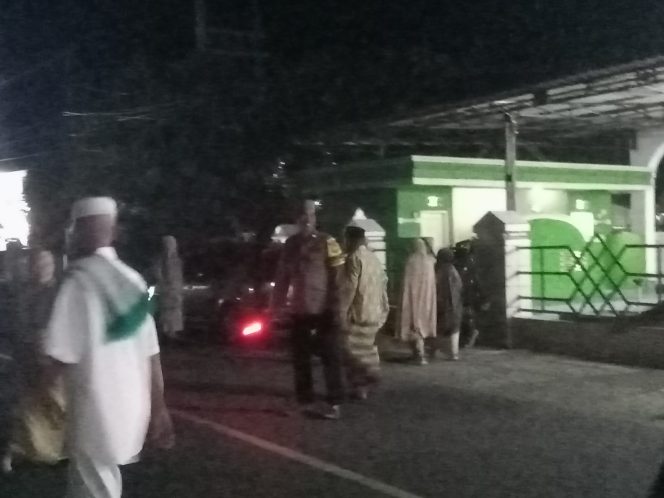 
 Polsek Mare Jaga Aman Ibadah Tarawih di Mesjid Raya Al-Ikhlas Kelurahan Padaelo Kecamatan Mare