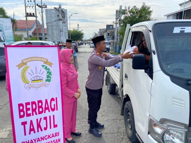 
 Kapolsek Pelabuhan Bajoe Bersama Bhayangkari Dan Personil Polsek Berikan Takjil Berbuka Kepada Warga