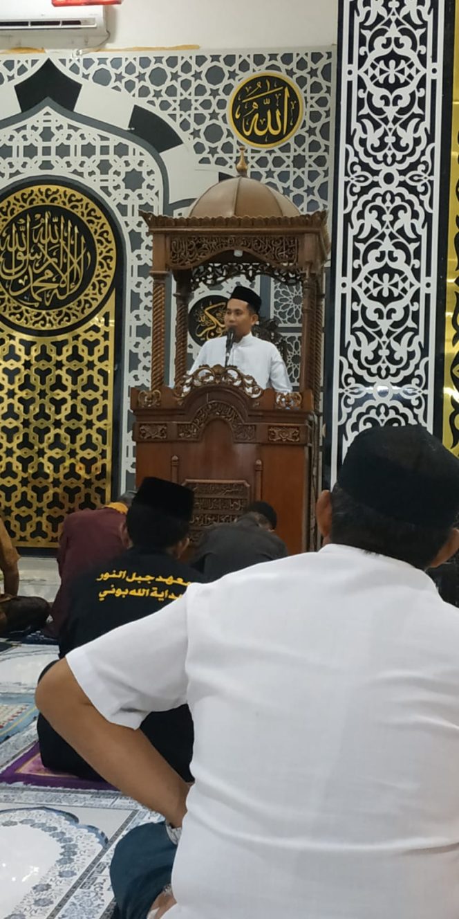 
 Wakapolsek Sibulue Bawakan Ceramah Tarawih di Masjid Istiqbal