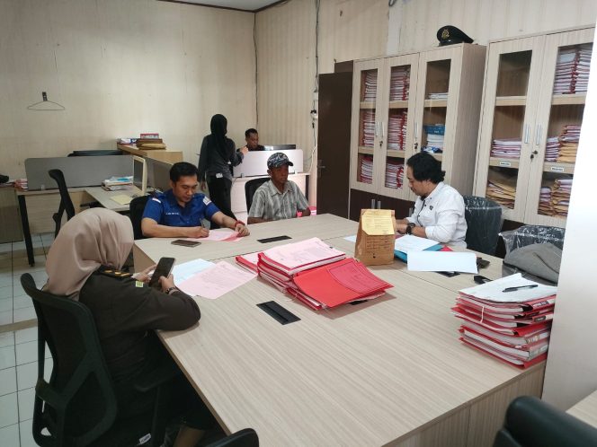 
 Kanit Reskrim Polsek Ulaweng Serahkan Tersangka Dan Barang Bukti Ke Kejaksaan Negeri Watampone