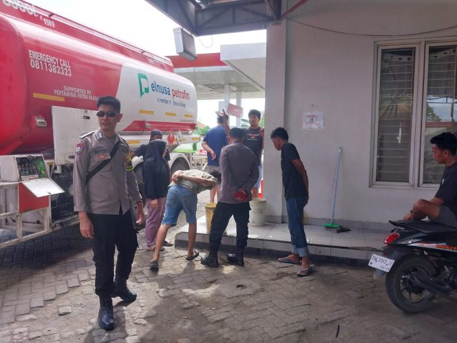 
 Polsek Mare Patroli ke SPBU Karella, Pastikan Distribusi BBM Aman dan Lancar