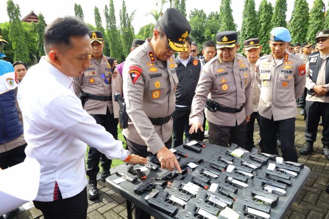 
 Kapolda Sulsel Pimpin Apel Pengecekan Senjata Api Serentak serta Penyambutan Personel Brimob BKO Polda Aceh