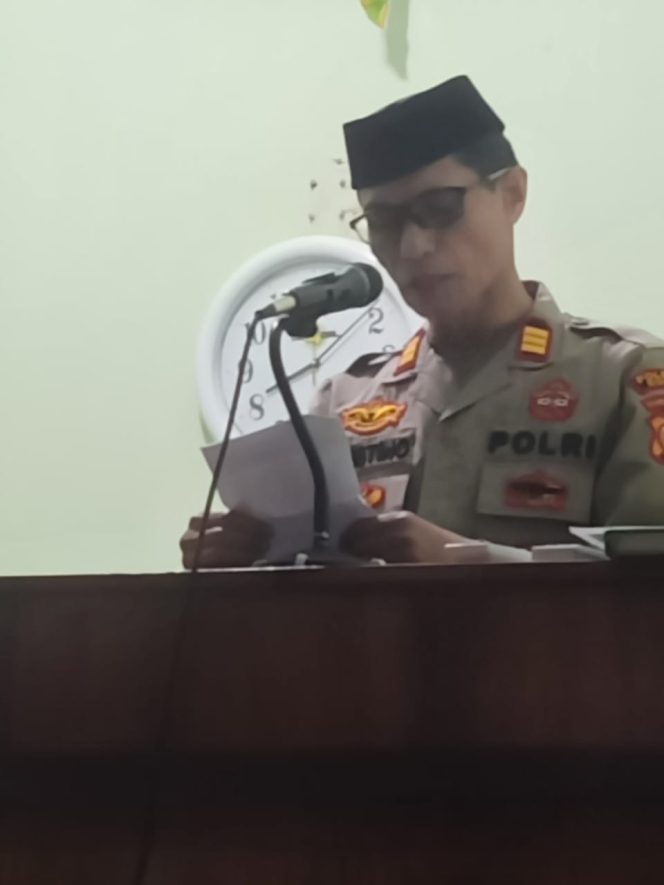 
 Kapolsek Mare AKP Agustino Latea Hadiri Tarawih Keliling di Desa Cege, Wujud Kehadiran Polri Jaga Kondusivitas Ramadhan