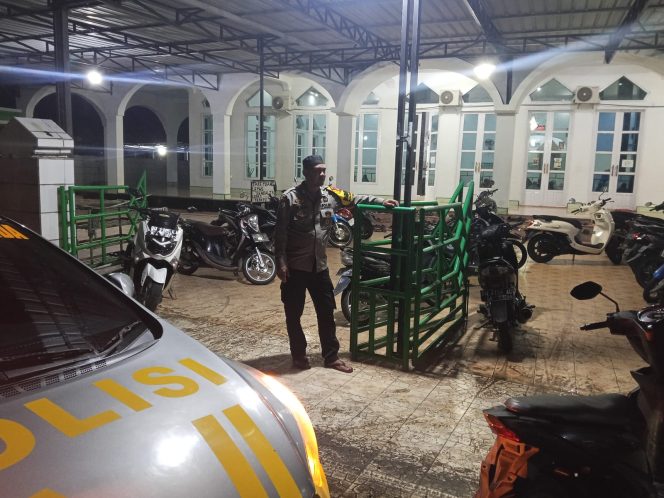 
 Polsek Mare Amankan Ibadah Sholat Subuh Berjemaah, Wujudkan Situasi Aman dan Kondusif