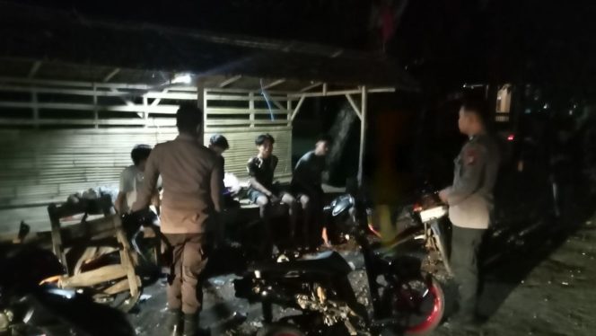 
 Tingkatkan Kamtibmas Selama Ramadhan, Personil Polsek Ajangale Sambangi Pos Kamling
