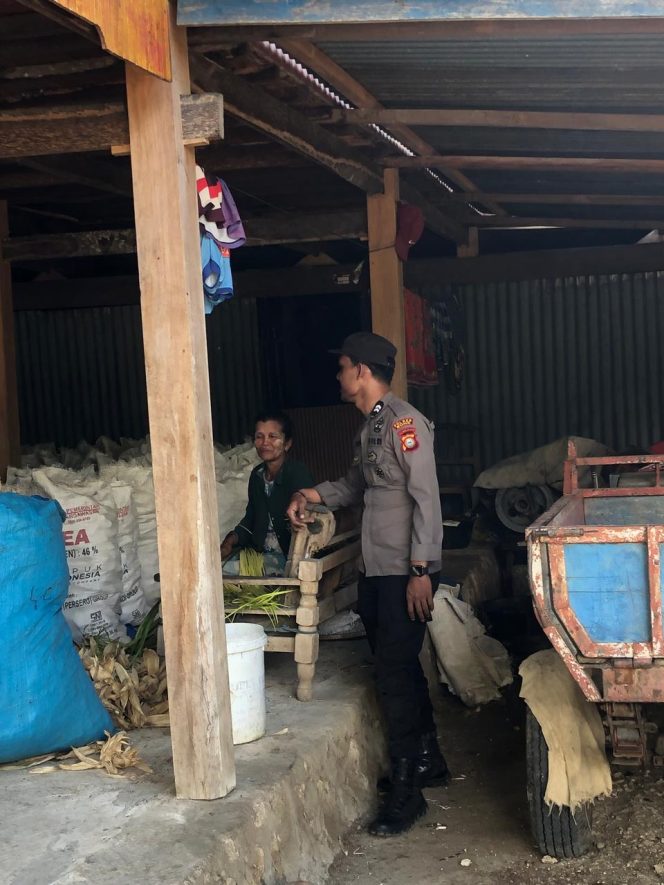 
 Bhabinkamtibmas Polsek Ajangale Sambangi Warga, Ajak Wujudkan Kamtibmas yang Kondusif