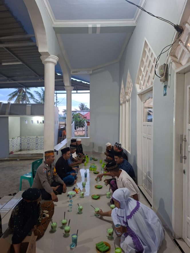 
 ‎Bhabinkamtibmas Hadir di Tengah Masyarakat, Bripka Arman Penuhi Undangan Buka Puasa di Wilayah Binaannya