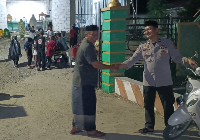 
 Polsek Awangpone Jaga Kondusivitas Shalat Tarawih di Masjid Nurul Hidayah Kelurahan Macope