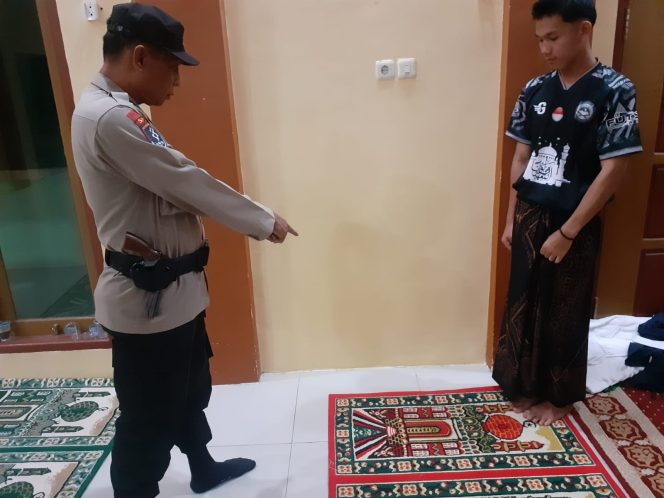 
 Anggota Polsek Ulaweng Lakukan Olah TKP di Lokasi Pencurian HP di masjid