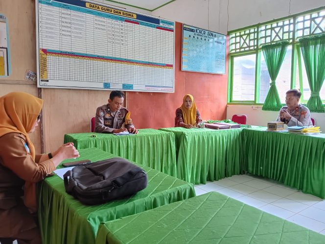 
 Kapolsek dan Bhabinkamtibmas Imbau Warga Jaga Lingkungan Serta Beri Pesan Pesan Kamtibmas