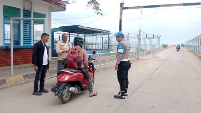 
 Di Rumpdoor Kapal Ferry, Personil Lakukan Pengamanan Dan Pelayanan Saat Keberangkatan Kapal